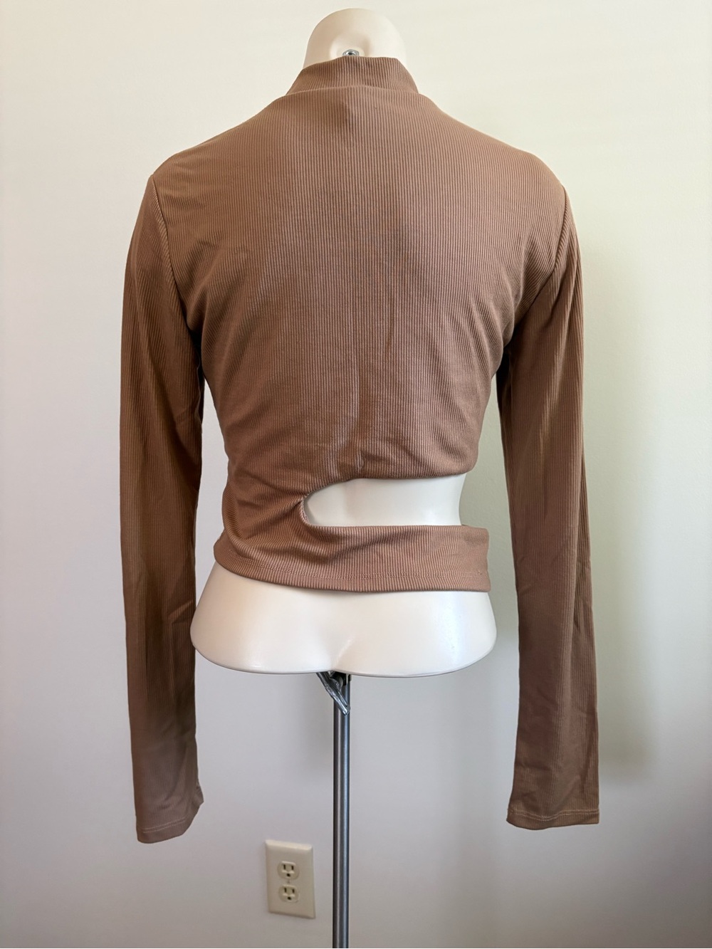 Princess Polly Tan Asymmetrical Long Sleeve  Crop Top With Cutout Size 10 - Picture 4 of 9